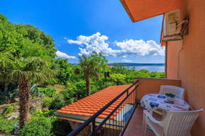 Charmantes Apartment nur 600 Meter zum Strand mit Meerblick, Holzkohlegrill, WiFi